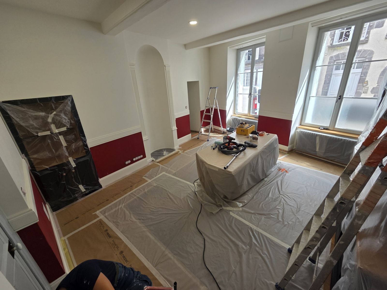 Le bureau avant travaux, soubassements rouges et pièce protégée