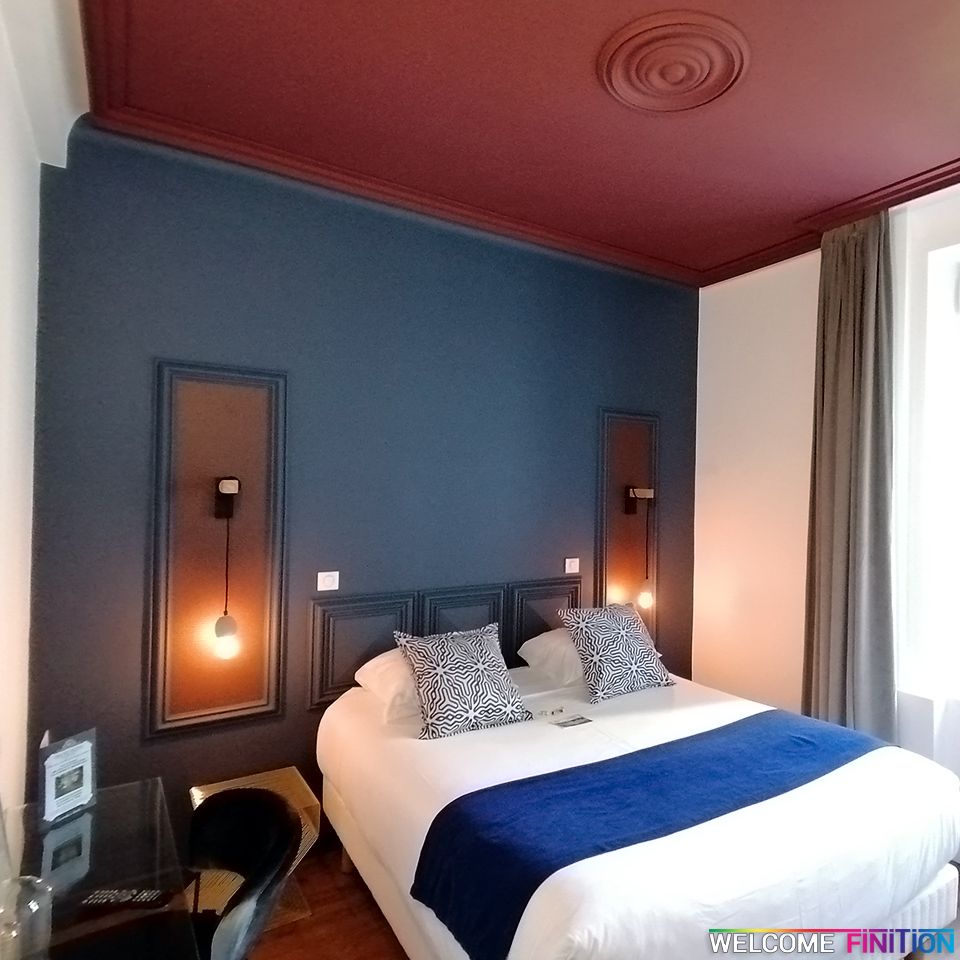 Chambre aux murs bleu profond réalisée par Welcome Finition