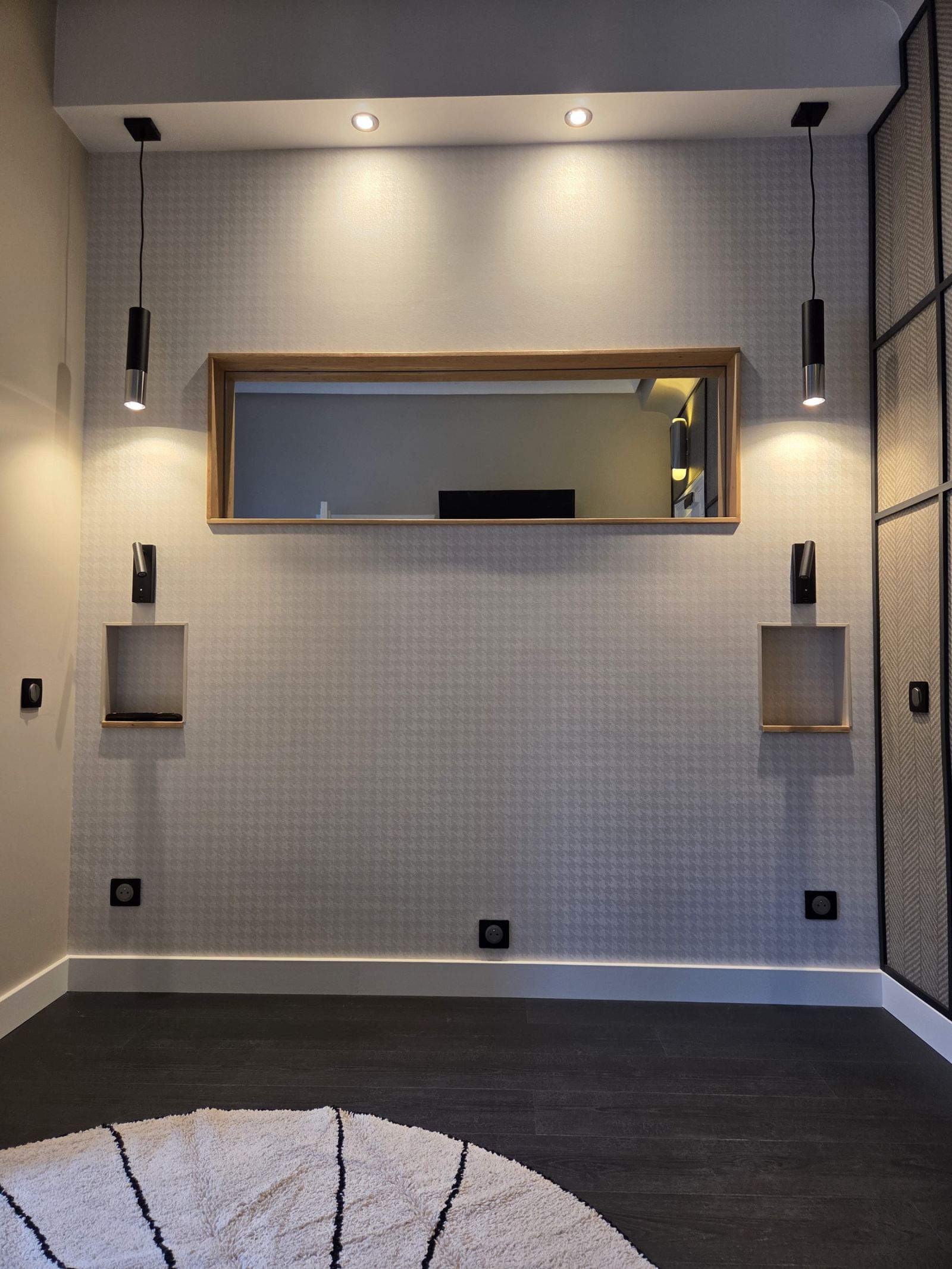 Chambre 19 du Grand Hôtel du Mont-Dore : tête de lit à niches et miroir, murs à motif gris clair