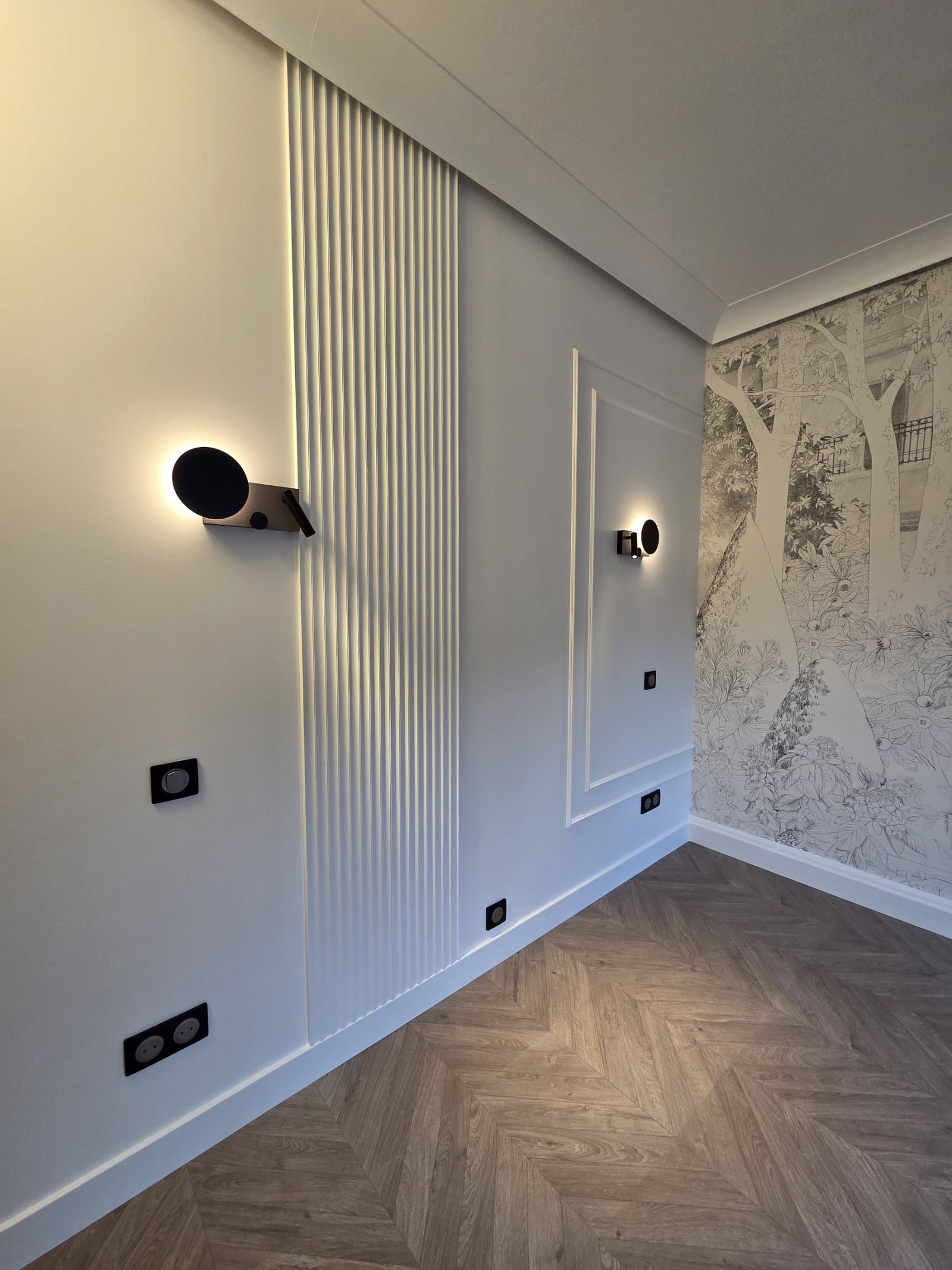Chambre 36 : panneau rainuré derrière la tête de lit, moulures et panoramique gravure