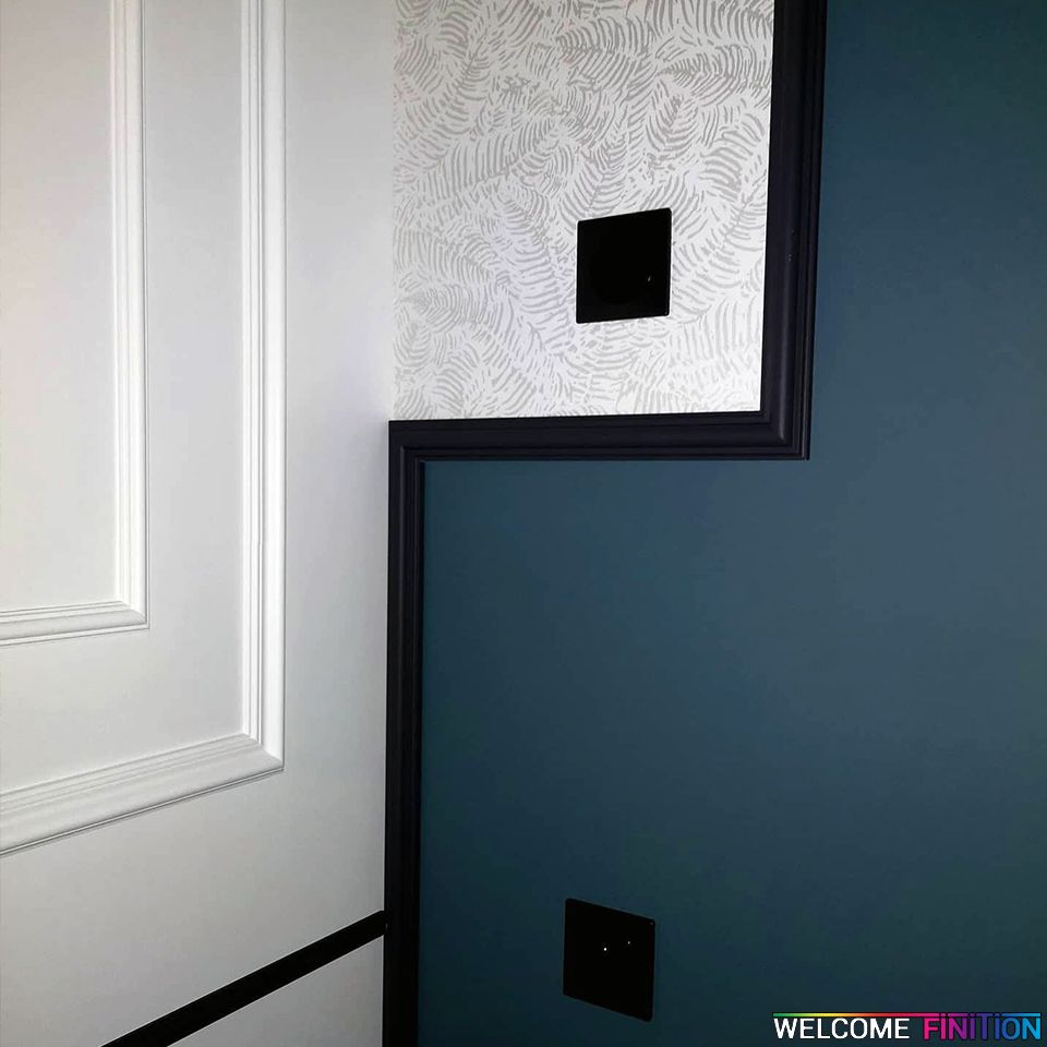Mur peint en finition mate profonde avec moulure, réalisation Welcome Finition