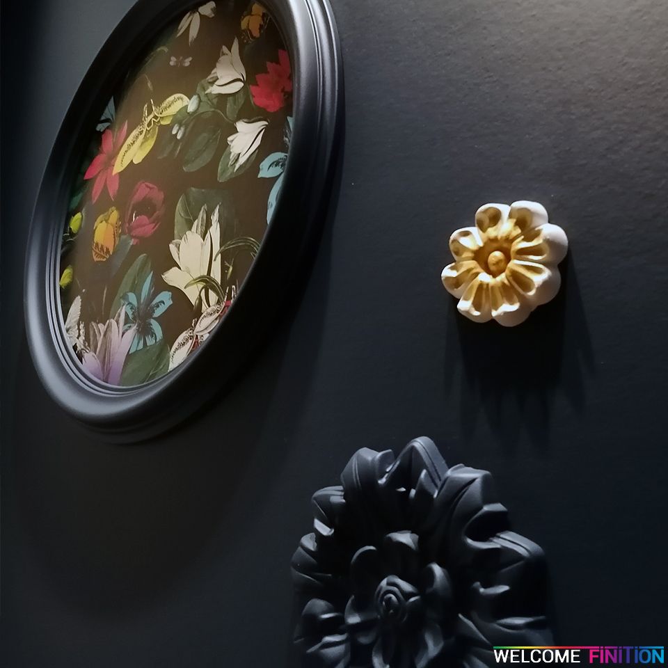 Rosaces et moulures peintes sur un mur noir mat, réalisation Welcome Finition