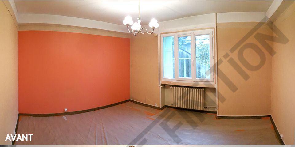 Séjour avant travaux, murs orangés et plafond jauni